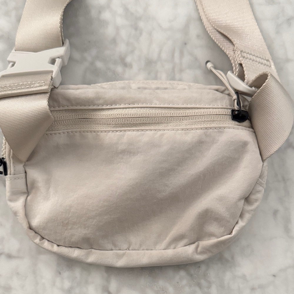 Nike Aura Light Bone black athletic Belt Bag Crossbody 2L - Picture 4 of 7